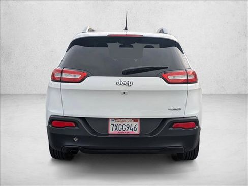 Used 2017 Jeep Cherokee Latitude w/ Comfort & Sound Group FWD image 7