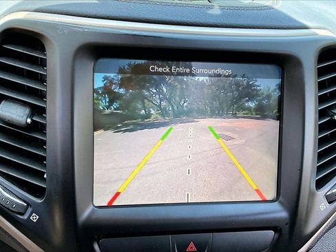 Used 2017 Jeep Cherokee Latitude w/ Comfort/Convenience Group FWD image 13