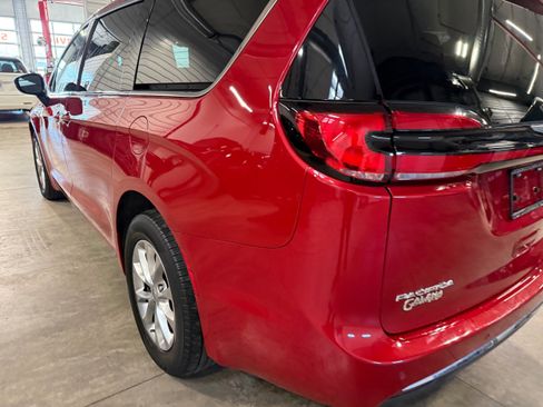 Certified 2024 Chrysler Pacifica Touring-L AWD/4WD image 29