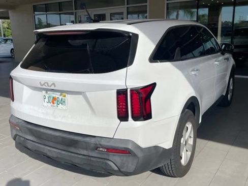 Used 2023 Kia Sorento LX FWD image 5