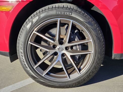 Certified 2025 Porsche Macan image 14