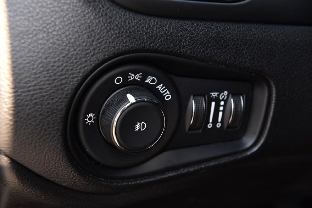Used 2022 Jeep Renegade Altitude w/ Convenience Group AWD/4WD image 10