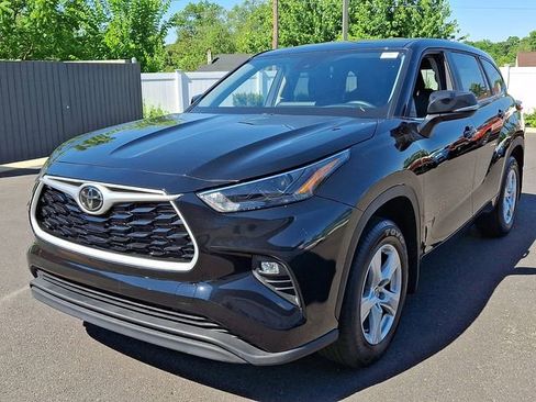 Used 2025 Toyota Highlander LE AWD/4WD image 3