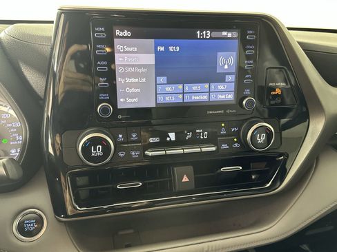 Used 2020 Toyota Highlander LE FWD image 21