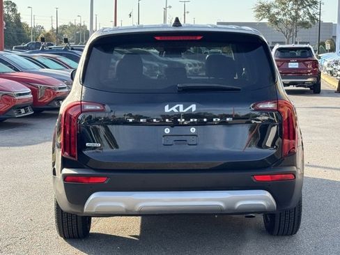 Certified 2022 Kia Telluride LX image 6