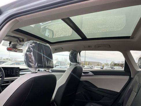 New 2026 Volkswagen Taos SE FWD image 11