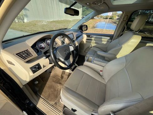 Used 2010 Volkswagen Routan SEL FWD image 16