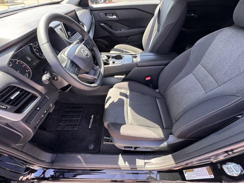 Certified 2025 Nissan Rogue SV FWD image 11