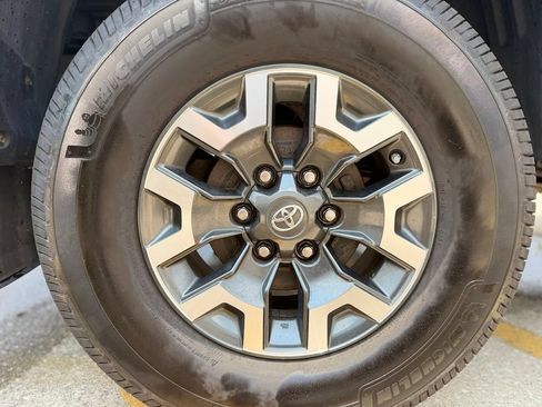 Used 2019 Toyota Tacoma TRD Off-Road AWD/4WD image 11