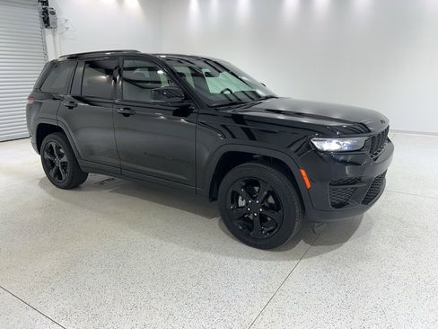 Used 2025 Jeep Grand Cherokee Altitude image 7