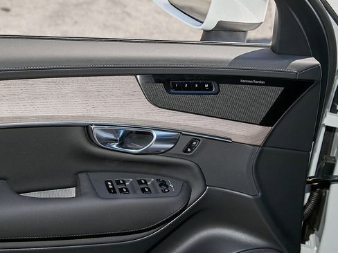 New 2025 Volvo XC90 T8 Plus w/ Protection Package Premier image 10