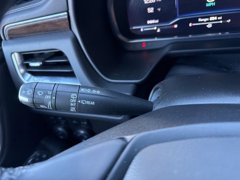 Used 2023 Chevrolet Suburban Premier image 37