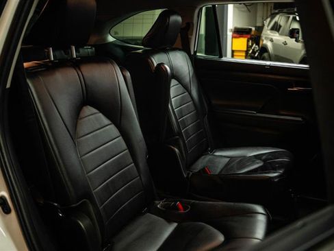 Used 2022 Toyota Highlander XLE AWD/4WD image 13