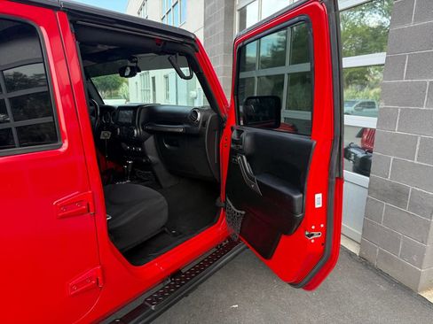 Used 2018 Jeep Wrangler Unlimited Sport S AWD/4WD image 40