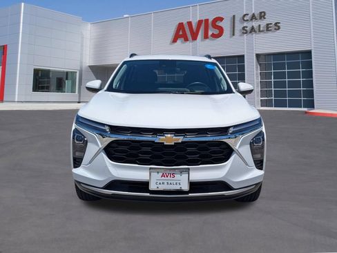 Used 2025 Chevrolet Trax LT w/ LT Convenience Package FWD image 2