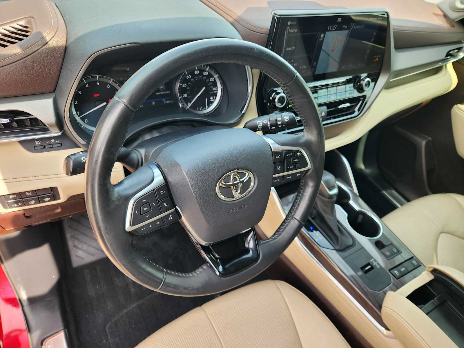 Used 2021 Toyota Highlander Limited FWD image 2