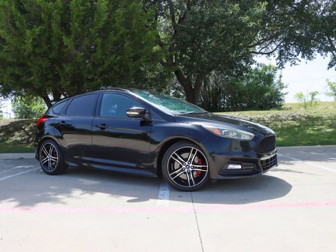 Used 2016 Ford Focus ST w/ Equipment Group 402A FWD image 1