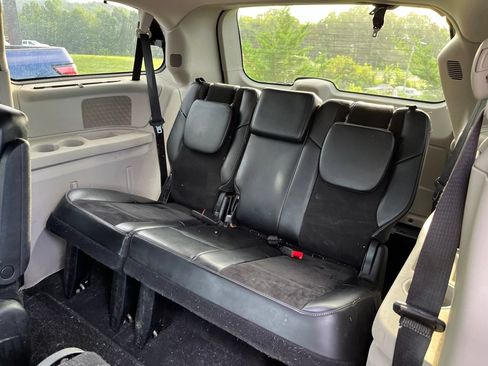 Used 2014 Chrysler Town & Country Touring-L FWD image 9