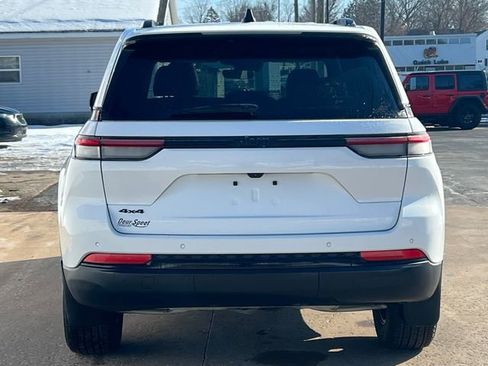 Used 2025 Jeep Grand Cherokee Altitude image 44