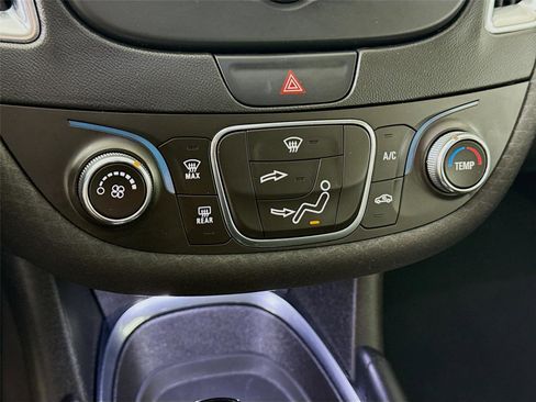 Used 2017 Chevrolet Malibu LT image 9