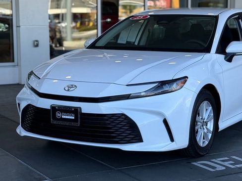 Used 2025 Toyota Camry LE image 3