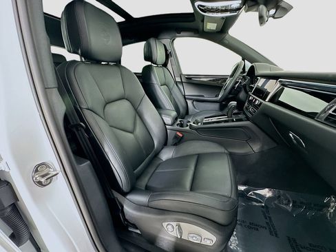 Certified 2025 Porsche Macan AWD/4WD image 30