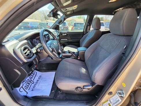 Used 2018 Toyota Tacoma TRD Off-Road w/ Technology Package AWD/4WD image 14
