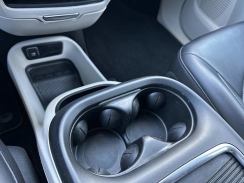 Used 2024 Chrysler Pacifica Touring-L image 12