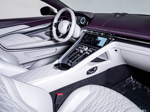 Used 2024 Aston Martin DB12 Coupe image 17