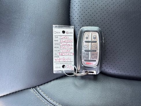 Used 2024 Chrysler Pacifica Touring-L FWD image 29