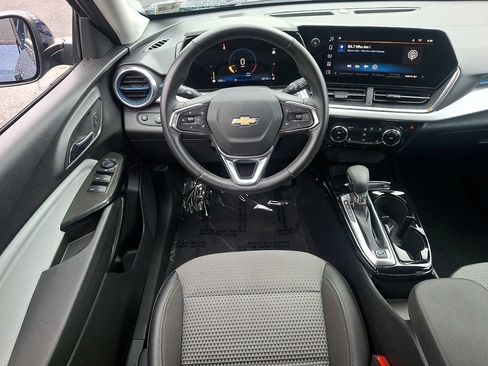 Used 2024 Chevrolet Trax LT w/ Driver Confidence Package FWD image 11
