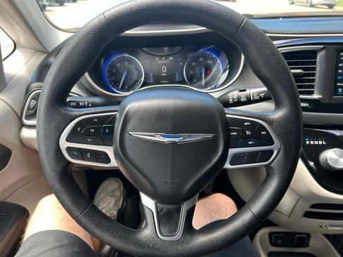 Used 2020 Chrysler Pacifica Touring FWD image 27