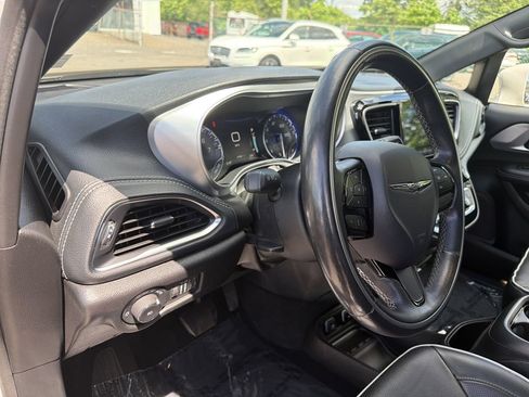 Used 2020 Chrysler Pacifica Limited w/ S Appearance Package FWD image 19