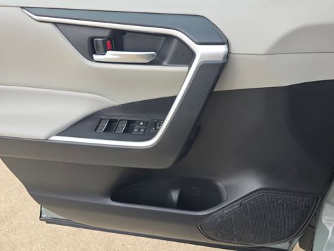 Used 2022 Toyota RAV4 XLE Premium image 11