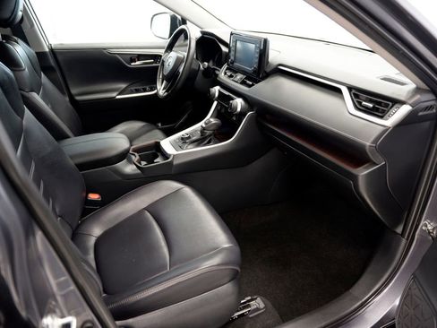 Used 2019 Toyota RAV4 Limited image 30