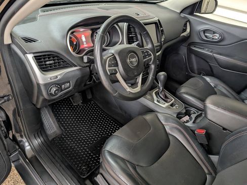 Used 2016 Jeep Cherokee Trailhawk w/ Cold Weather Group AWD/4WD image 8