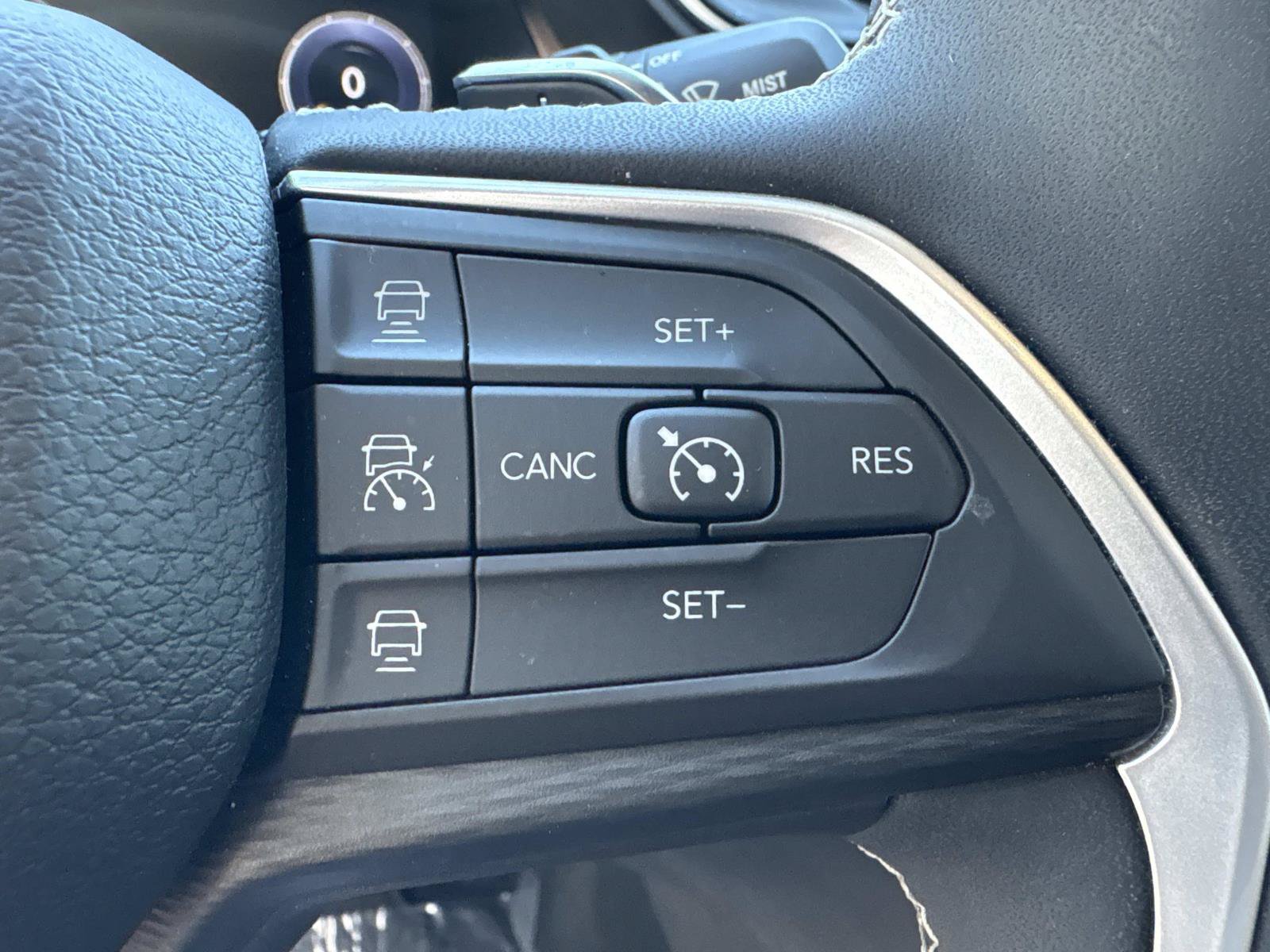 Used 2023 Jeep Grand Cherokee Laredo AWD/4WD image 29