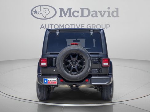 Used 2018 Jeep Wrangler Unlimited Sahara AWD/4WD image 5