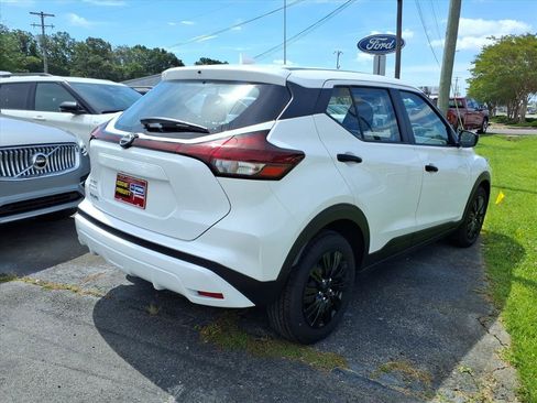 Used 2024 Nissan Kicks S FWD image 4
