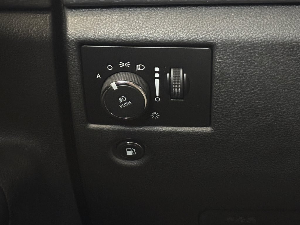 Used 2018 Jeep Grand Cherokee Laredo RWD image 25