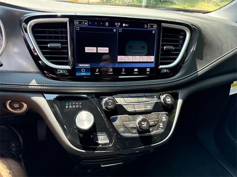 New 2026 Chrysler Pacifica Select image 20