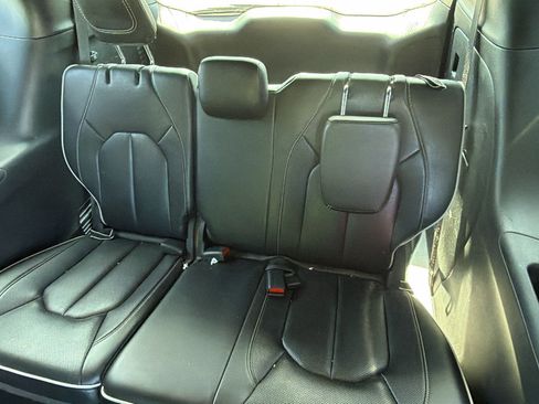 Used 2025 Chrysler Pacifica Limited FWD image 24
