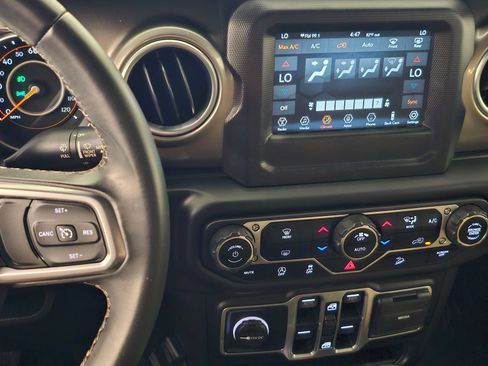 Used 2018 Jeep Wrangler Unlimited Sahara AWD/4WD image 9