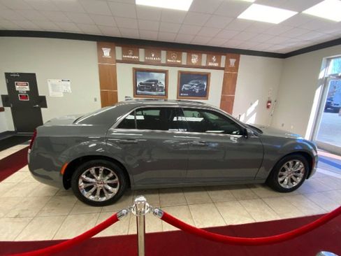 Used 2017 Chrysler 300 Limited w/ Value Package image 9