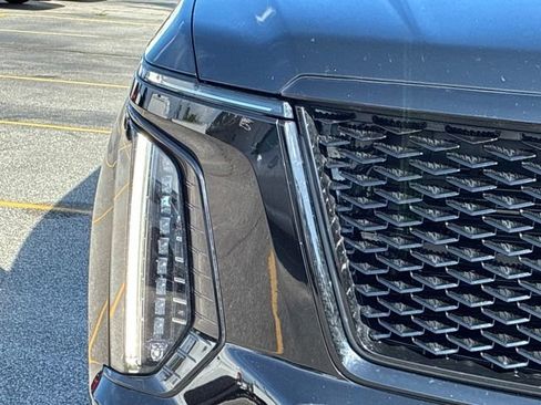 Used 2025 Cadillac Escalade ESV V AWD/4WD image 9