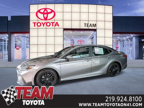 Used 2025 Toyota Camry SE w/ Convenience Package image 1