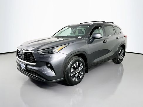 Used 2023 Toyota Highlander XLE AWD/4WD image 3