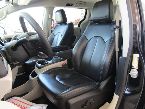 Used 2023 Chrysler Pacifica Touring-L FWD image 21
