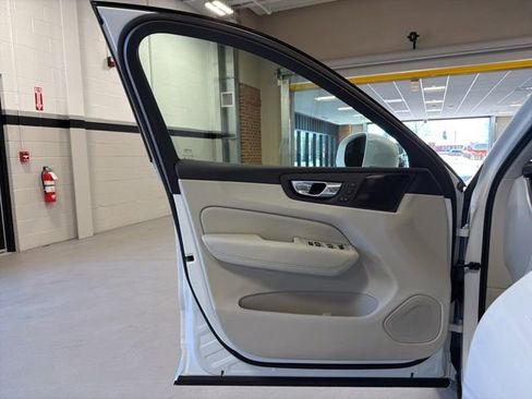 Used 2019 Volvo XC60 T5 Inscription w/ Protection Package image 10