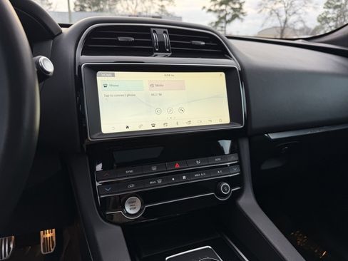 Used 2020 Jaguar F-PACE Premium image 20